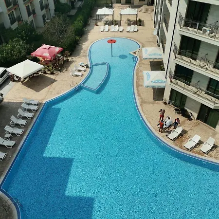 Lovely Amadeus Lux סאני ביץ'